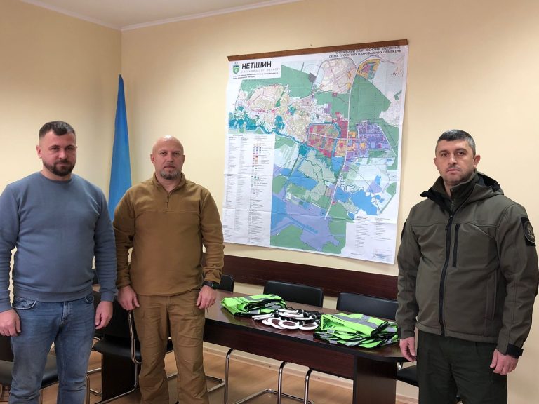 Детальніше про статтю Для безпеки військовослужбовців НГУ закупили жилети та жезли