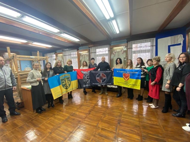 Детальніше про статтю Передали до фондів Нетішинського міського краєзнавчого музею прапори та подяки від наших захисників