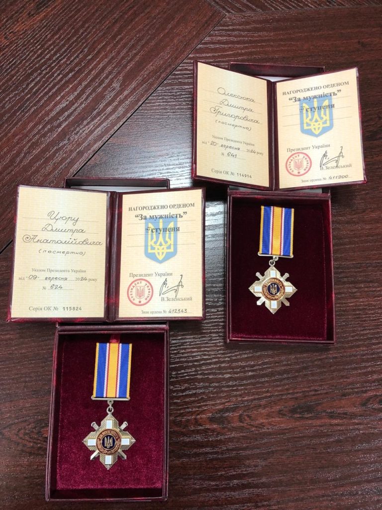 Детальніше про статтю Родинам військовослужбовців вручили державні нагороди, присвоєні захисникам посмертно