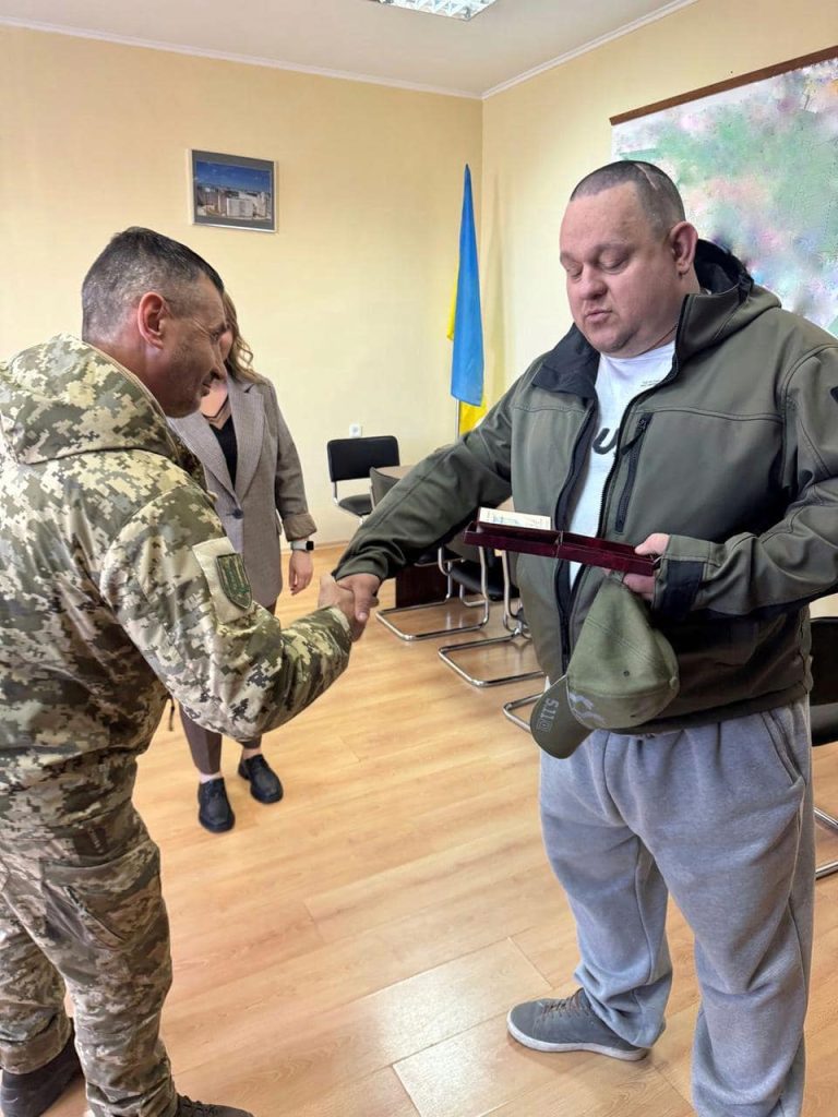 Детальніше про статтю Вручили державну нагороду військовослужбовцю Збройних Сил України  Олександру БАШТАНАРУ