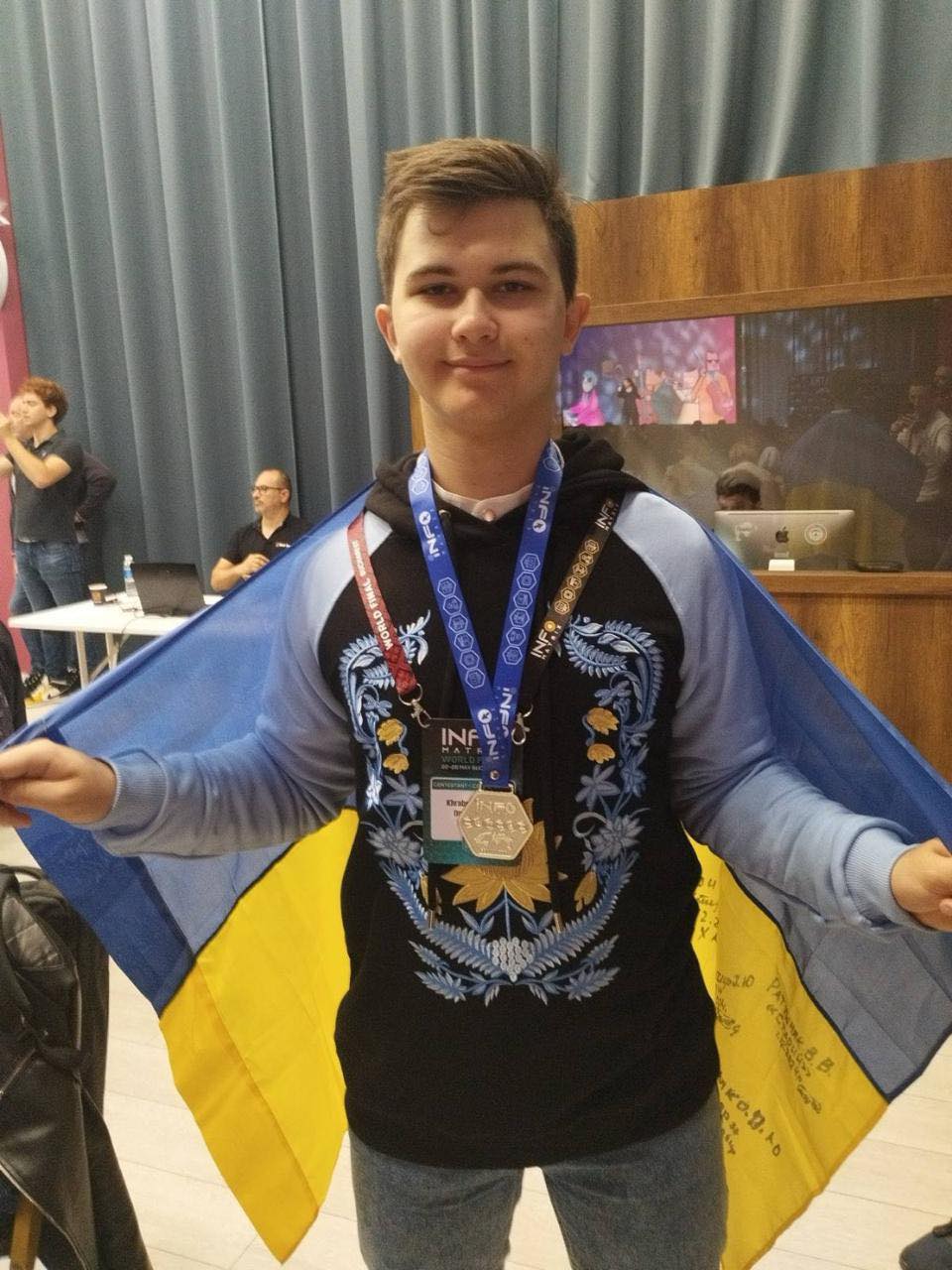 Ви зараз переглядаєте Вітаємо Назара ХРАБРИХ із заслуженою срібною медаллю 🥈 на світовому фіналі Infomatrix-2025!