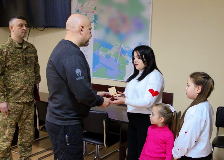 Детальніше про статтю ПОСМЕРТНА НАГОРОДА ЗА МУЖНІСТЬ, ЯКУ НЕ ЗДОЛАТИ ЧАСОМ
