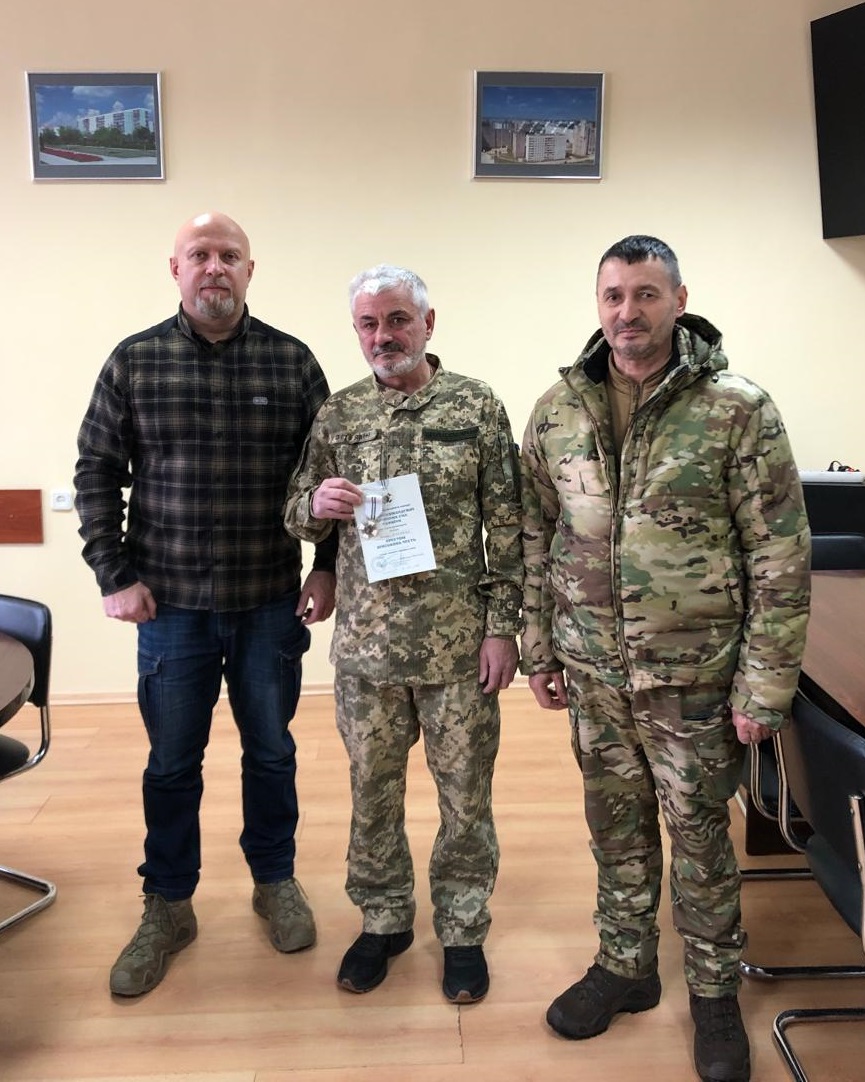 Детальніше про статтю Сьогодні в Нетішині вручили військові відзнаки нашим захисникам.