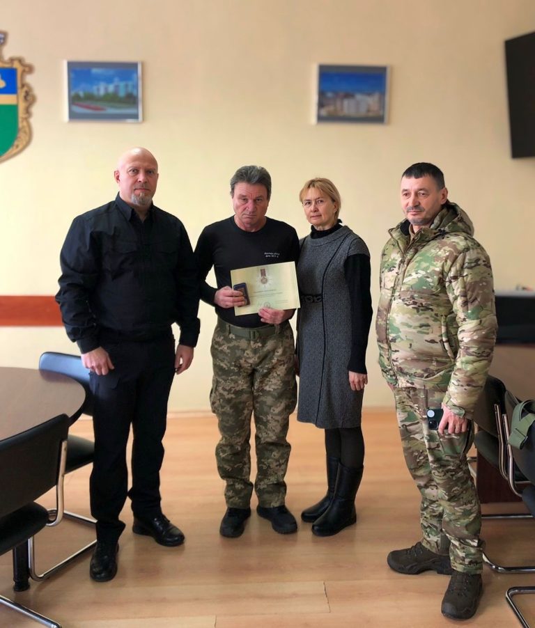 Детальніше про статтю Передали відзнаку Президента України «За оборону України» Віталію Дмитровичу Надаховському