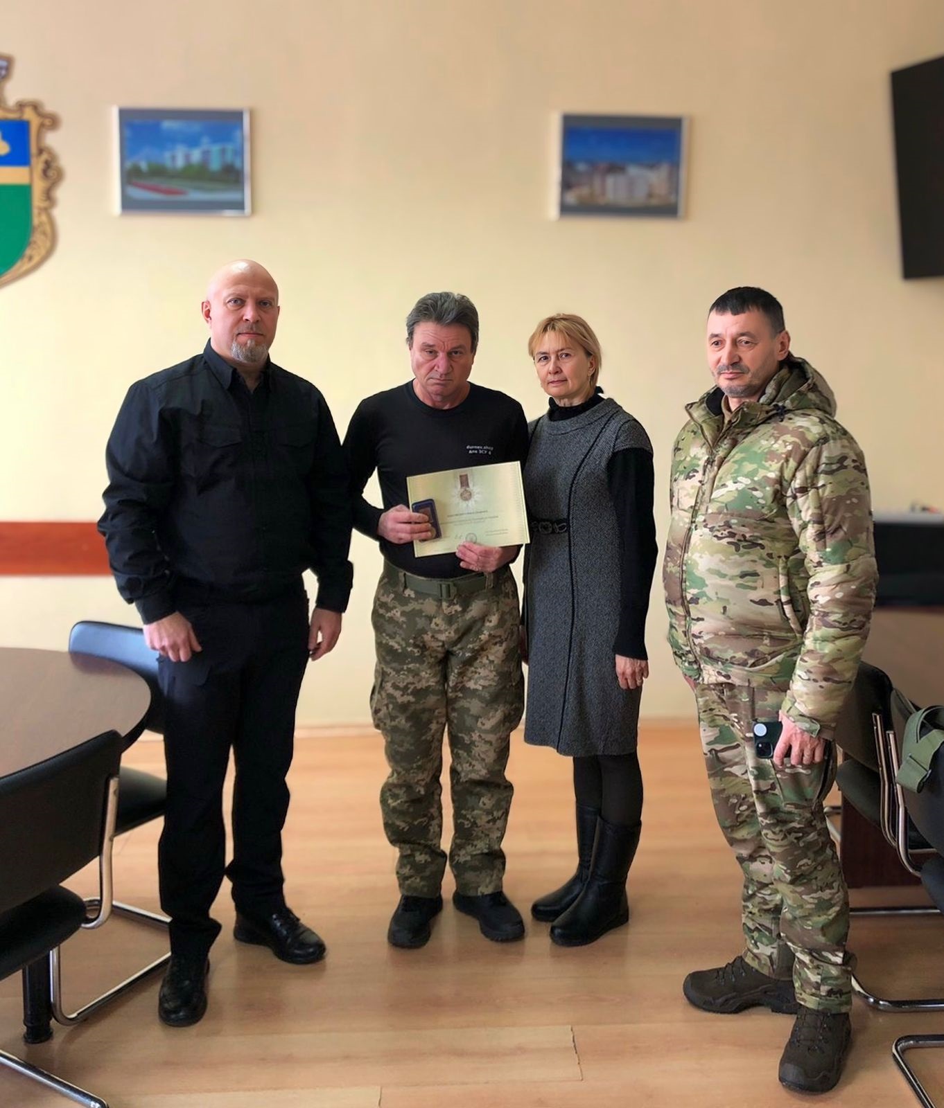 Детальніше про статтю Передали відзнаку Президента України «За оборону України» Віталію Дмитровичу Надаховському